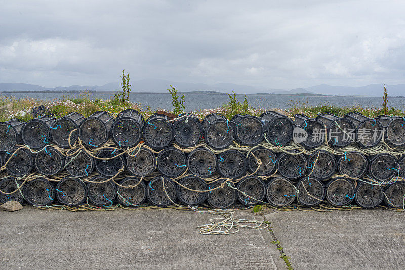 爱尔兰梅奥市，Bellmullet, Co.， Blacksod Harbour，一排一排的龙虾锅。